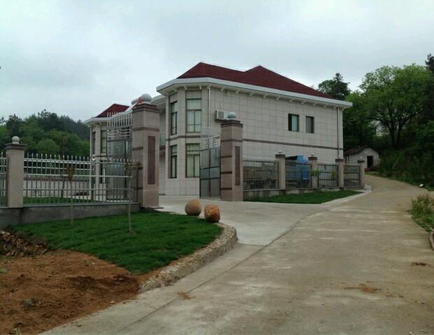 曬曬公公花100多萬的農(nóng)村小別墅，最喜歡院子里的草坪和大魚池！