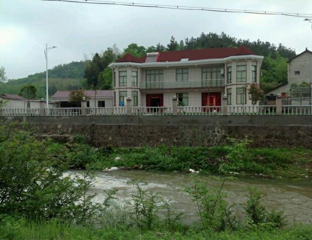 曬曬公公花100多萬的農(nóng)村小別墅，最喜歡院子里的草坪和大魚池！