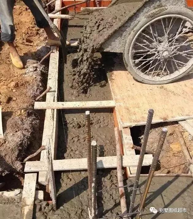 農(nóng)村自建房基礎(chǔ)施工這么做才能又穩(wěn)又安全，別再花冤枉錢了