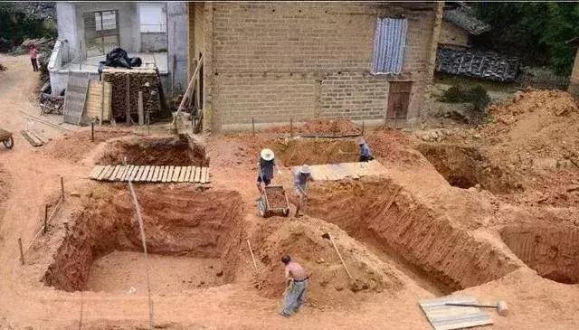 農(nóng)村自建房基礎(chǔ)施工這么做才能又穩(wěn)又安全，別再花冤枉錢了