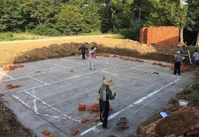 農(nóng)村自建房基礎(chǔ)施工這么做才能又穩(wěn)又安全，別再花冤枉錢了