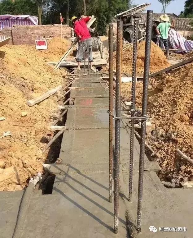 農(nóng)村自建房基礎(chǔ)施工這么做才能又穩(wěn)又安全，別再花冤枉錢了