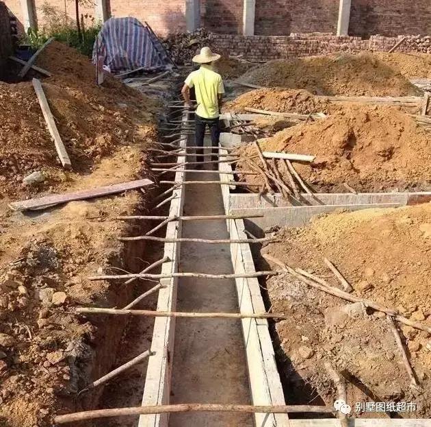 農(nóng)村自建房基礎(chǔ)施工這么做才能又穩(wěn)又安全，別再花冤枉錢了