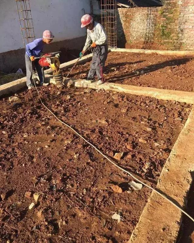 農(nóng)村自建房基礎(chǔ)施工這么做才能又穩(wěn)又安全，別再花冤枉錢了