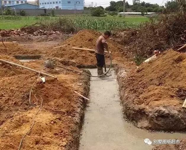 農(nóng)村自建房基礎(chǔ)施工這么做才能又穩(wěn)又安全，別再花冤枉錢了