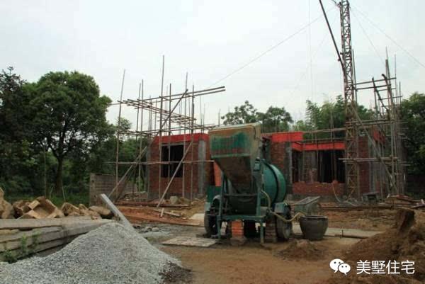 90后小伙自建三層別墅，丈母娘歡喜的不要不要的