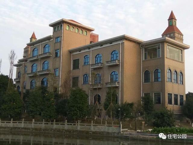 實(shí)拍江西農(nóng)民回鄉(xiāng)蓋別墅，占地一畝規(guī)模宏大堪比城堡