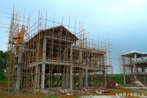 每人30萬建兩棟大別墅，城里人都嫉妒！