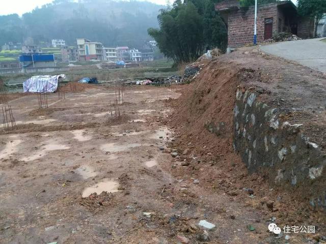 基礎(chǔ)被大雨泡透，圈梁又尺寸太小，我這三層別墅該怎么辦？