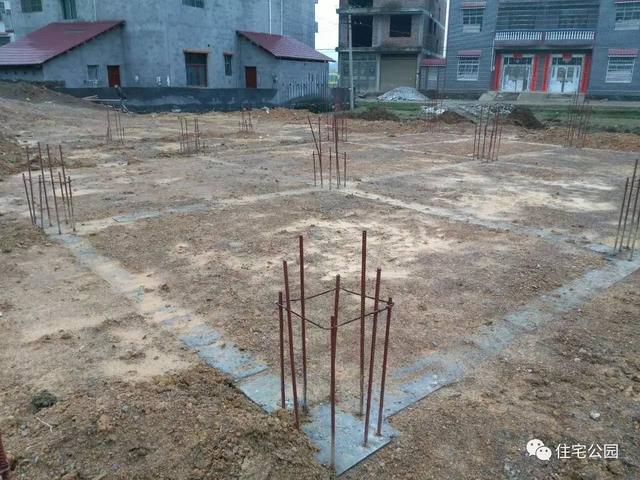 基礎(chǔ)被大雨泡透，圈梁又尺寸太小，我這三層別墅該怎么辦？