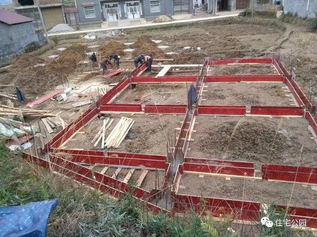 基礎(chǔ)被大雨泡透，圈梁又尺寸太小，我這三層別墅該怎么辦？