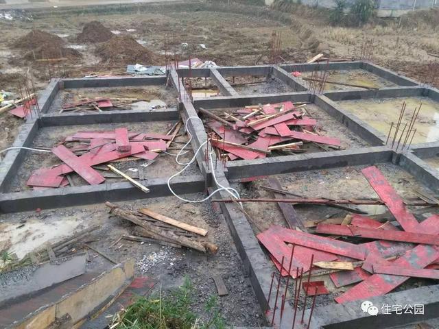 基礎(chǔ)被大雨泡透，圈梁又尺寸太小，我這三層別墅該怎么辦？