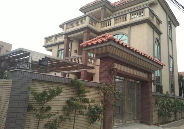 朋友浙江農(nóng)村婆家的別墅蓋好了，光看這外表也是村里數(shù)一數(shù)二的！