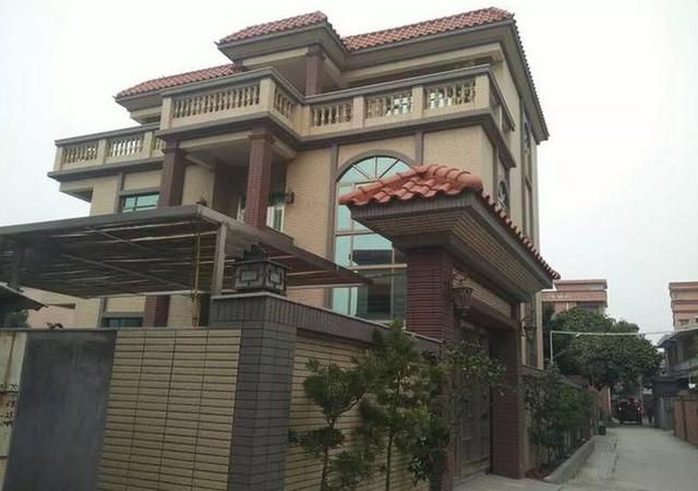 朋友浙江農(nóng)村婆家的別墅蓋好了，光看這外表也是村里數(shù)一數(shù)二的！