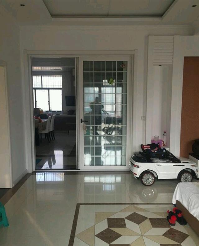 堪比千萬大別墅的鄉(xiāng)下自建房，全屋的裝修婆婆裝得富麗堂皇！