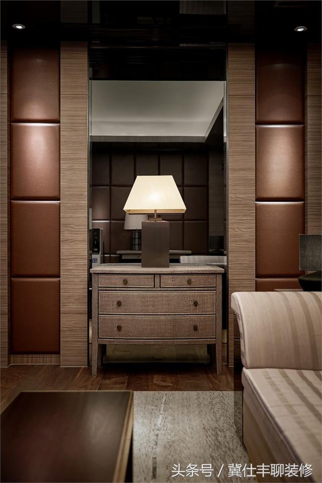 富豪的兩棟別墅連為一體，一棟家人住，另一棟招待客人