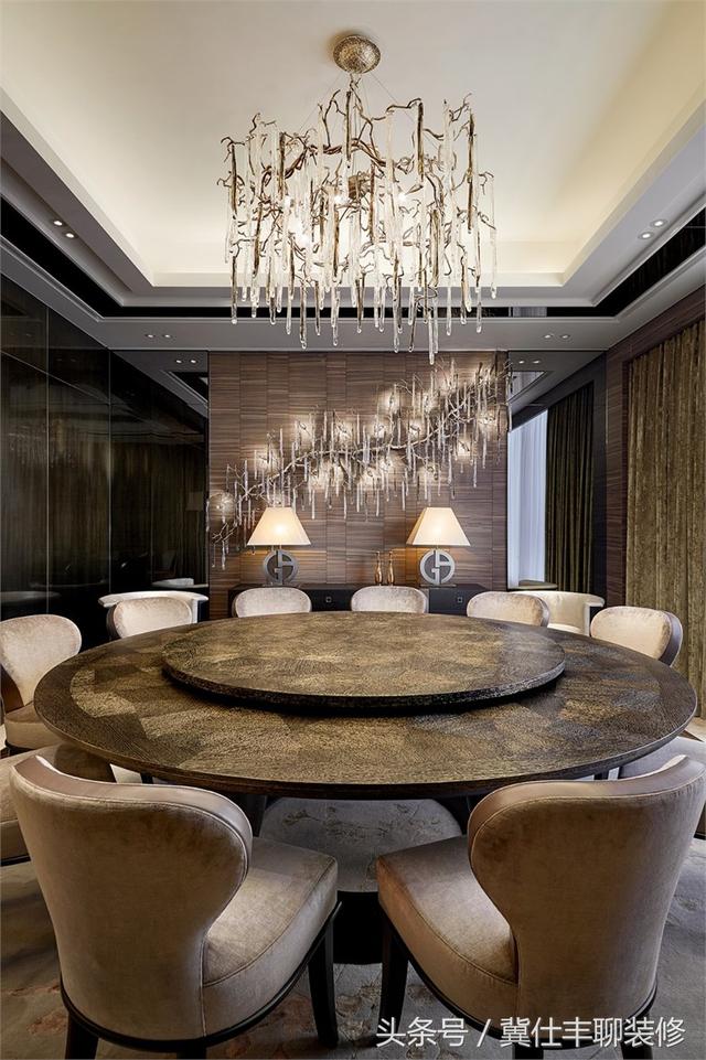 富豪的兩棟別墅連為一體，一棟家人住，另一棟招待客人