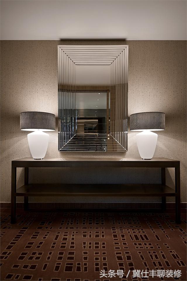 富豪的兩棟別墅連為一體，一棟家人住，另一棟招待客人