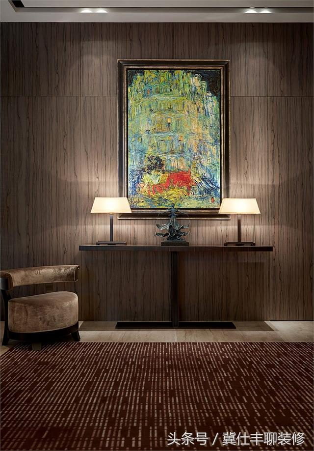 富豪的兩棟別墅連為一體，一棟家人住，另一棟招待客人