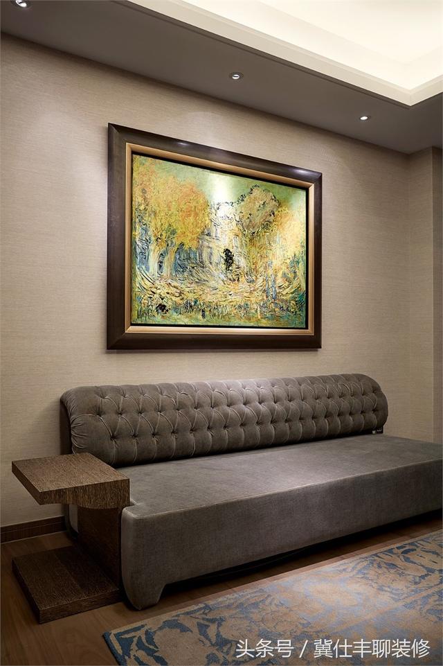 富豪的兩棟別墅連為一體，一棟家人住，另一棟招待客人