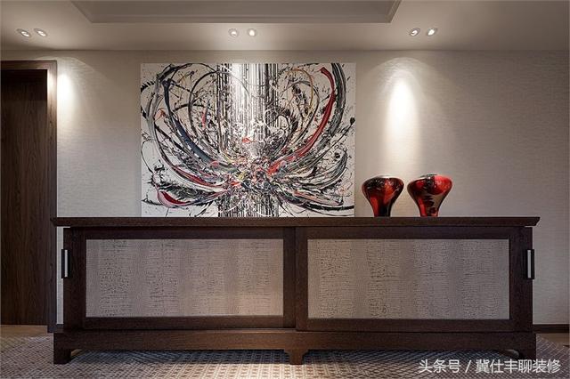 富豪的兩棟別墅連為一體，一棟家人住，另一棟招待客人