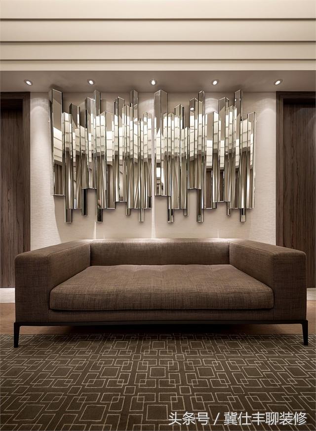 富豪的兩棟別墅連為一體，一棟家人住，另一棟招待客人