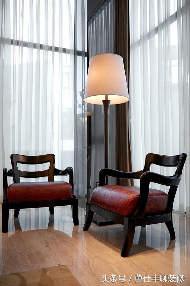 富豪的兩棟別墅連為一體，一棟家人住，另一棟招待客人