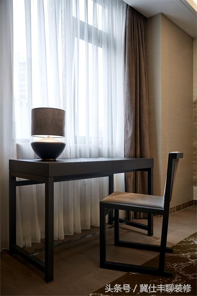 富豪的兩棟別墅連為一體，一棟家人住，另一棟招待客人