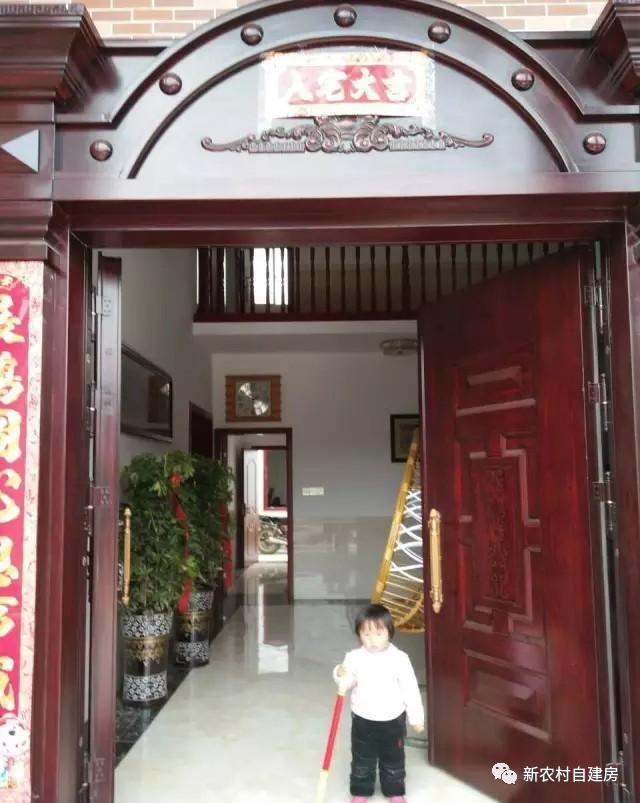 孝順女子為父母建平房別墅，家里的門檻都被鄉(xiāng)親踏爛