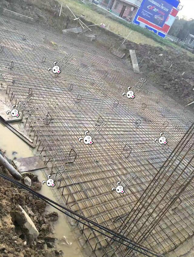 土豪用100萬(wàn)回鄉(xiāng)自建三層豪宅別墅，鞭炮聲震徹八方鄉(xiāng)鄰！