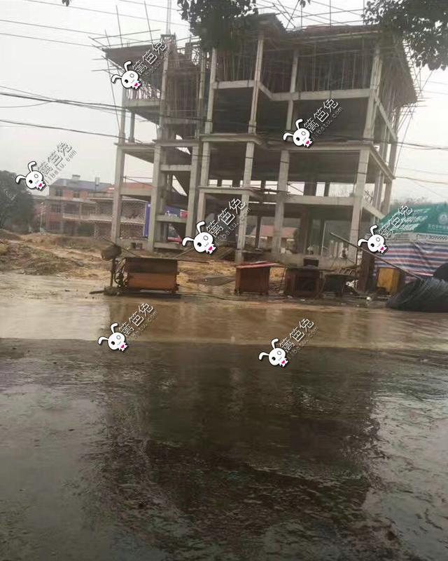 土豪用100萬(wàn)回鄉(xiāng)自建三層豪宅別墅，鞭炮聲震徹八方鄉(xiāng)鄰！