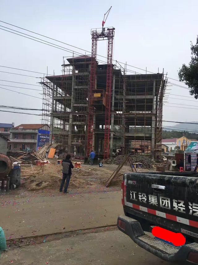 土豪用100萬(wàn)回鄉(xiāng)自建三層豪宅別墅，鞭炮聲震徹八方鄉(xiāng)鄰！