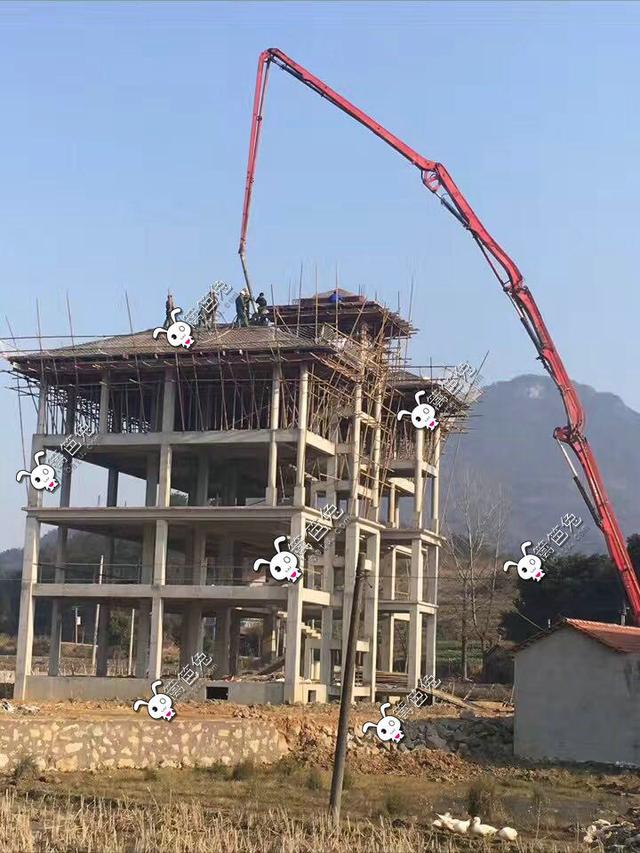 土豪用100萬(wàn)回鄉(xiāng)自建三層豪宅別墅，鞭炮聲震徹八方鄉(xiāng)鄰！