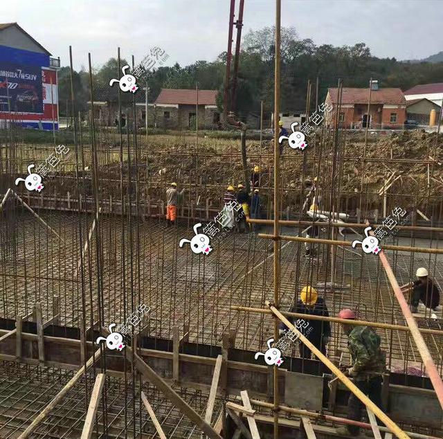 土豪用100萬(wàn)回鄉(xiāng)自建三層豪宅別墅，鞭炮聲震徹八方鄉(xiāng)鄰！