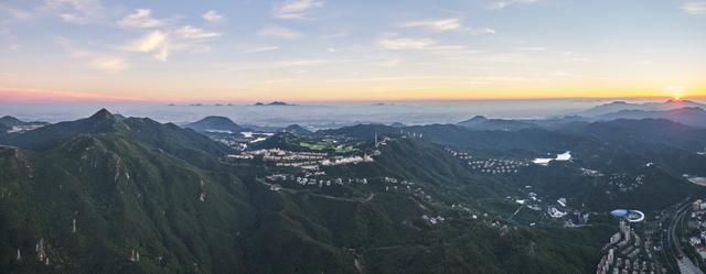 這里有深圳富豪聚居的別墅群，東部華僑城