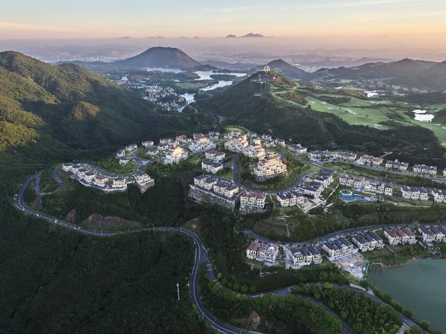 這里有深圳富豪聚居的別墅群，東部華僑城