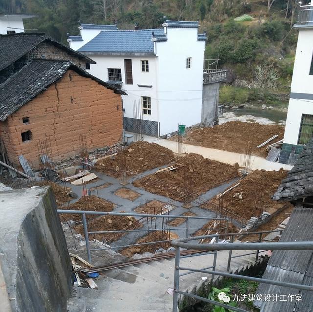 隱在山嶺川谷之中的徽式新民宅，雙大門高低層豪華休閑別墅