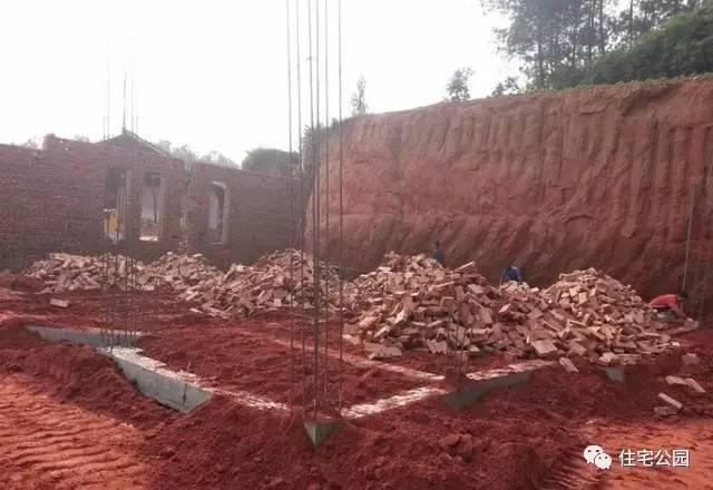 70后老夫妻合伙開(kāi)山，40萬(wàn)為兒子建棟獨(dú)一無(wú)二的2層婚房！