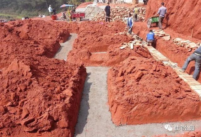 70后老夫妻合伙開(kāi)山，40萬(wàn)為兒子建棟獨(dú)一無(wú)二的2層婚房！