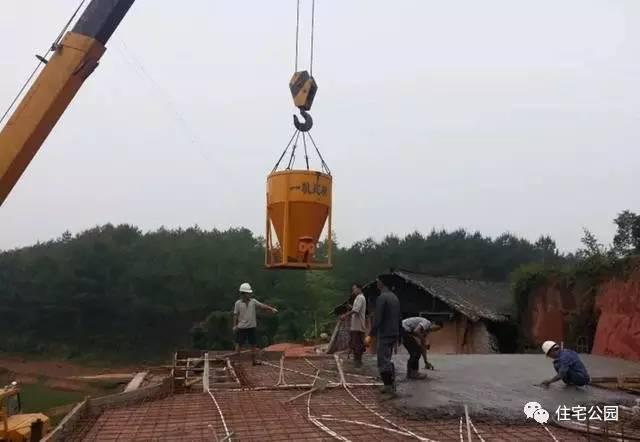 70后老夫妻合伙開(kāi)山，40萬(wàn)為兒子建棟獨(dú)一無(wú)二的2層婚房！