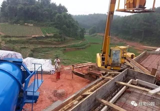 70后老夫妻合伙開(kāi)山，40萬(wàn)為兒子建棟獨(dú)一無(wú)二的2層婚房！