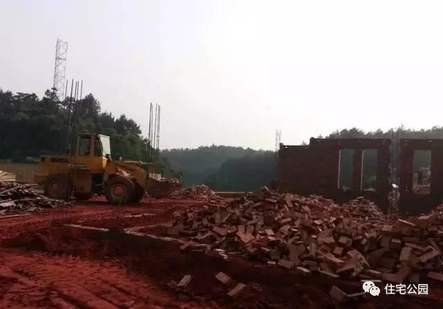 70后老夫妻合伙開(kāi)山，40萬(wàn)為兒子建棟獨(dú)一無(wú)二的2層婚房！