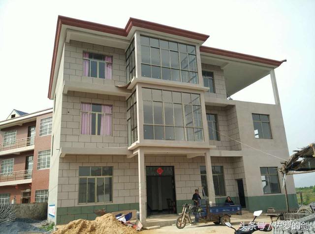 60多歲農(nóng)村大叔創(chuàng)業(yè)做農(nóng)村自建房的圍欄，竟然賺了一套別墅