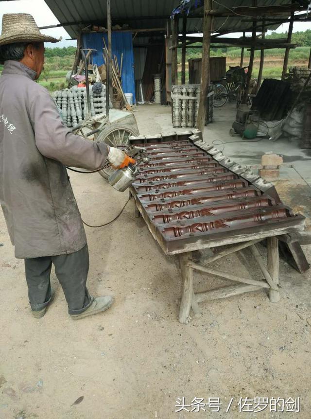 60多歲農(nóng)村大叔創(chuàng)業(yè)做農(nóng)村自建房的圍欄，竟然賺了一套別墅