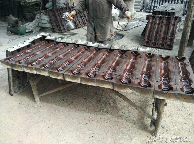 60多歲農(nóng)村大叔創(chuàng)業(yè)做農(nóng)村自建房的圍欄，竟然賺了一套別墅