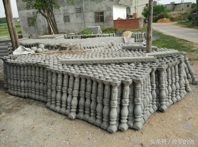 60多歲農(nóng)村大叔創(chuàng)業(yè)做農(nóng)村自建房的圍欄，竟然賺了一套別墅