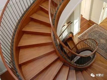 帶旋轉(zhuǎn)樓梯！城市別墅流行趨勢也出現(xiàn)在這棟農(nóng)村別墅上了