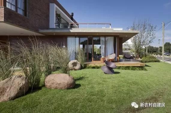 用紅磚建套現(xiàn)代別墅，鄰居看了只有羨慕的份