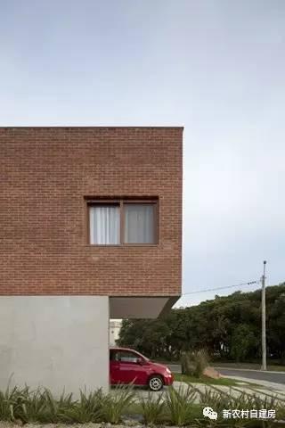 用紅磚建套現(xiàn)代別墅，鄰居看了只有羨慕的份