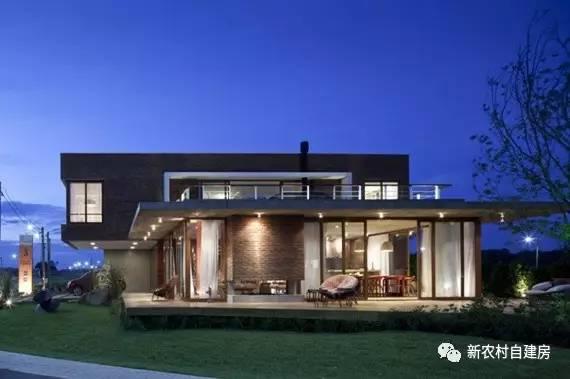 用紅磚建套現(xiàn)代別墅，鄰居看了只有羨慕的份